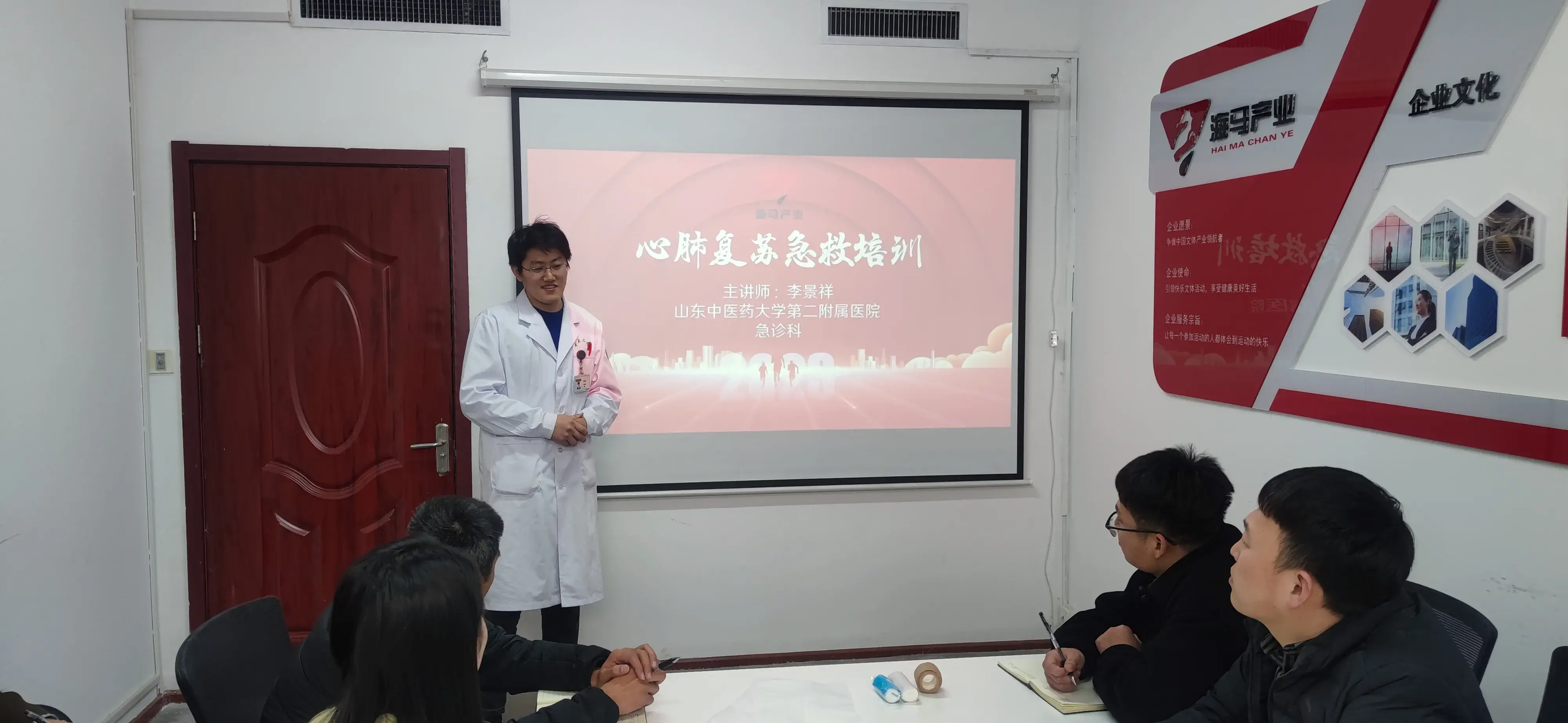 乐玩组织进行心肺复苏急救培训